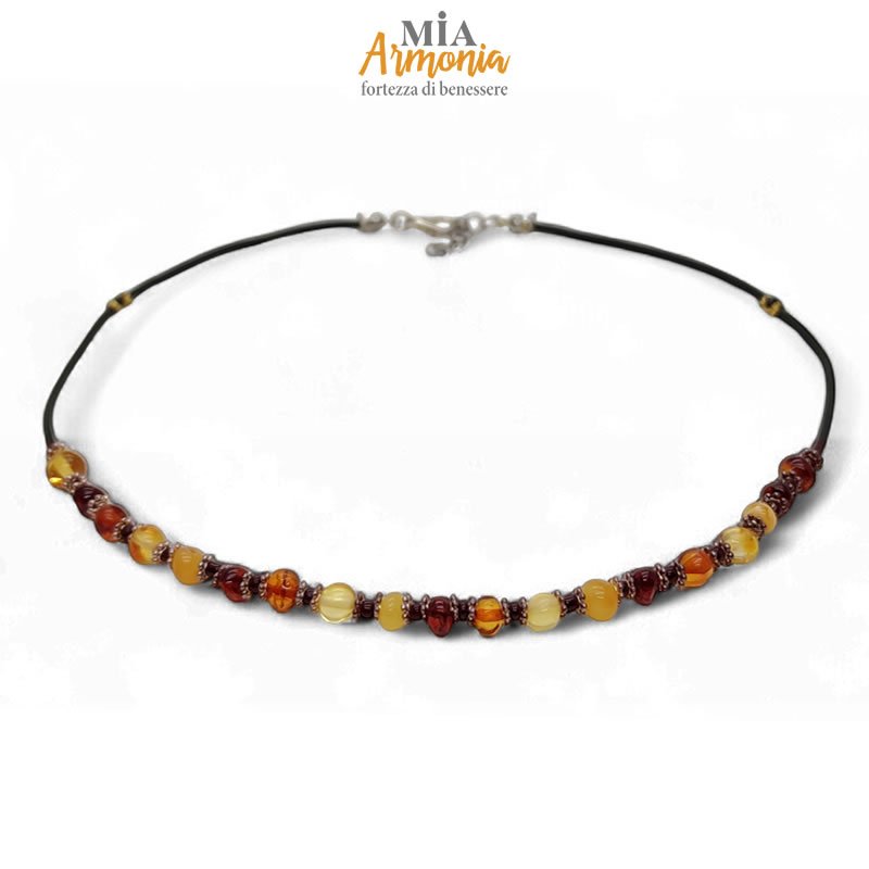 21470 Collana in caucciù ed ambra